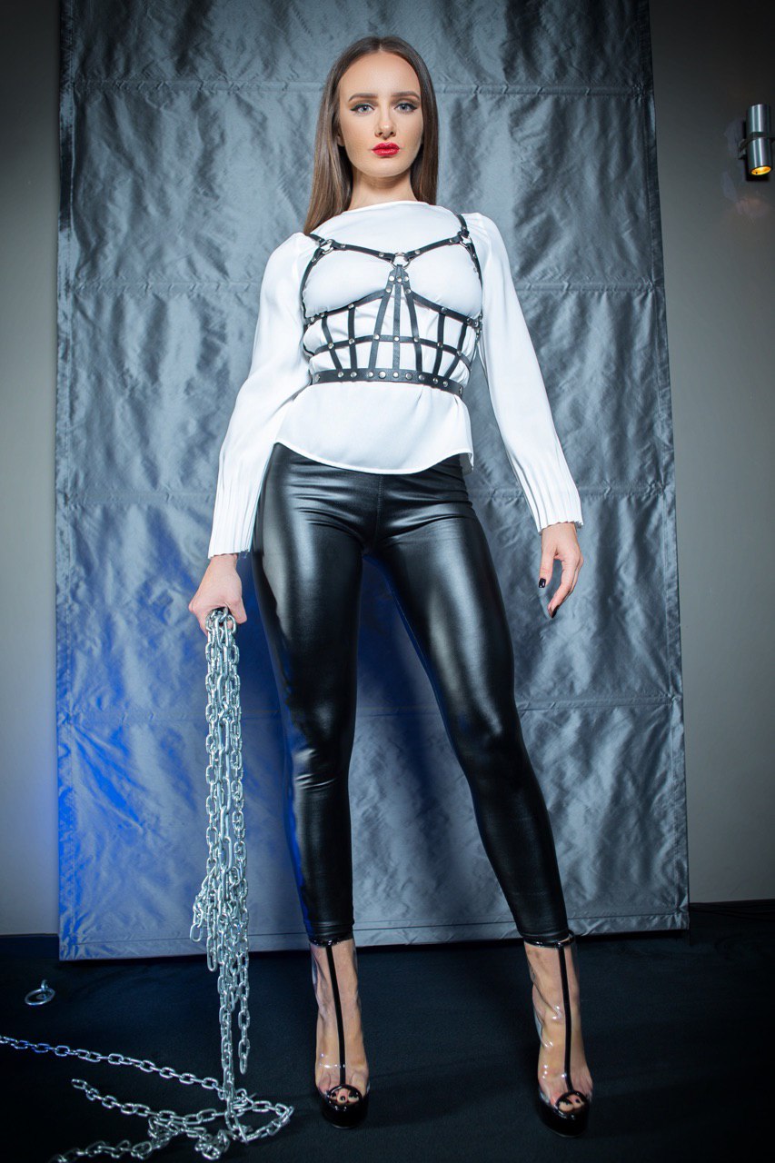Domina Christina Nero in Essen mit BDSM Fetisch Galerie