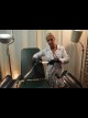 Dr. Herrin Eva empfängt in Ihrer Privatklinik