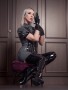 Klassische Domina und Latexlady Naomi Rouge