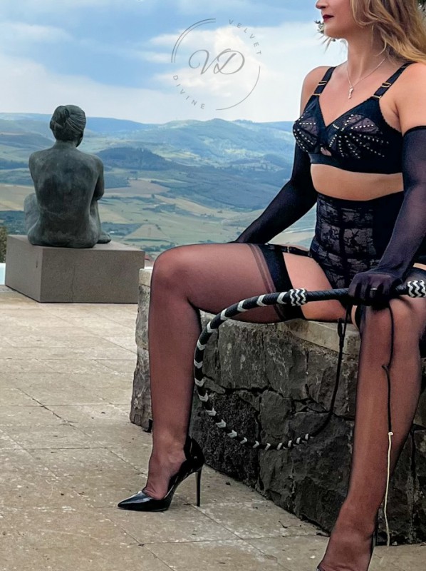 Nylongöttin Velvet Divine - Domina in Düsseldorf