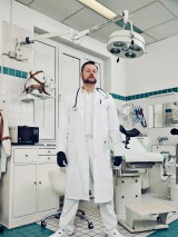 Der Bizarrdoktor in der Klinik GARDEN EDEN in Berlin Bild 4